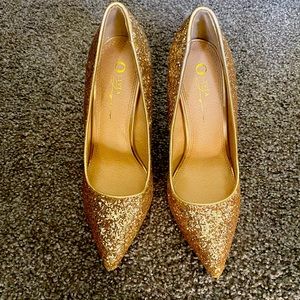 Olivia Ferguson gold glittery heels